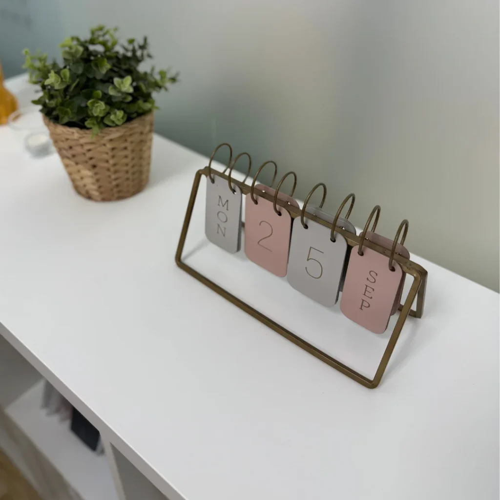 Calendario decorativo y planta en una estantería de la clínica Neuroien en Murcia.