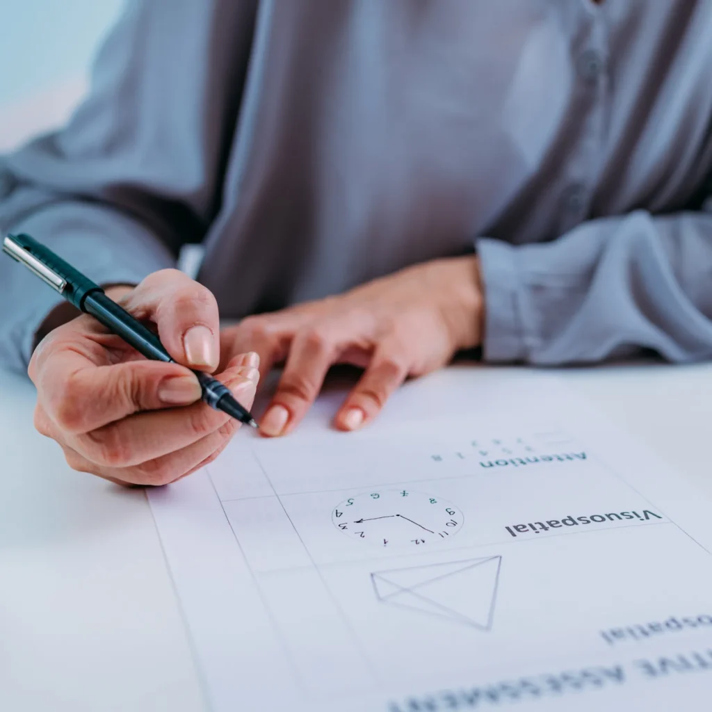 Profesional realizando evaluación neuropsicológica para pacientes con ictus en Murcia