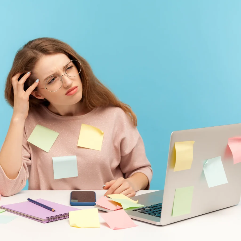 Mujer adulta confundida rodeada de notas adhesivas, representando síntomas del TDAH en adultos
