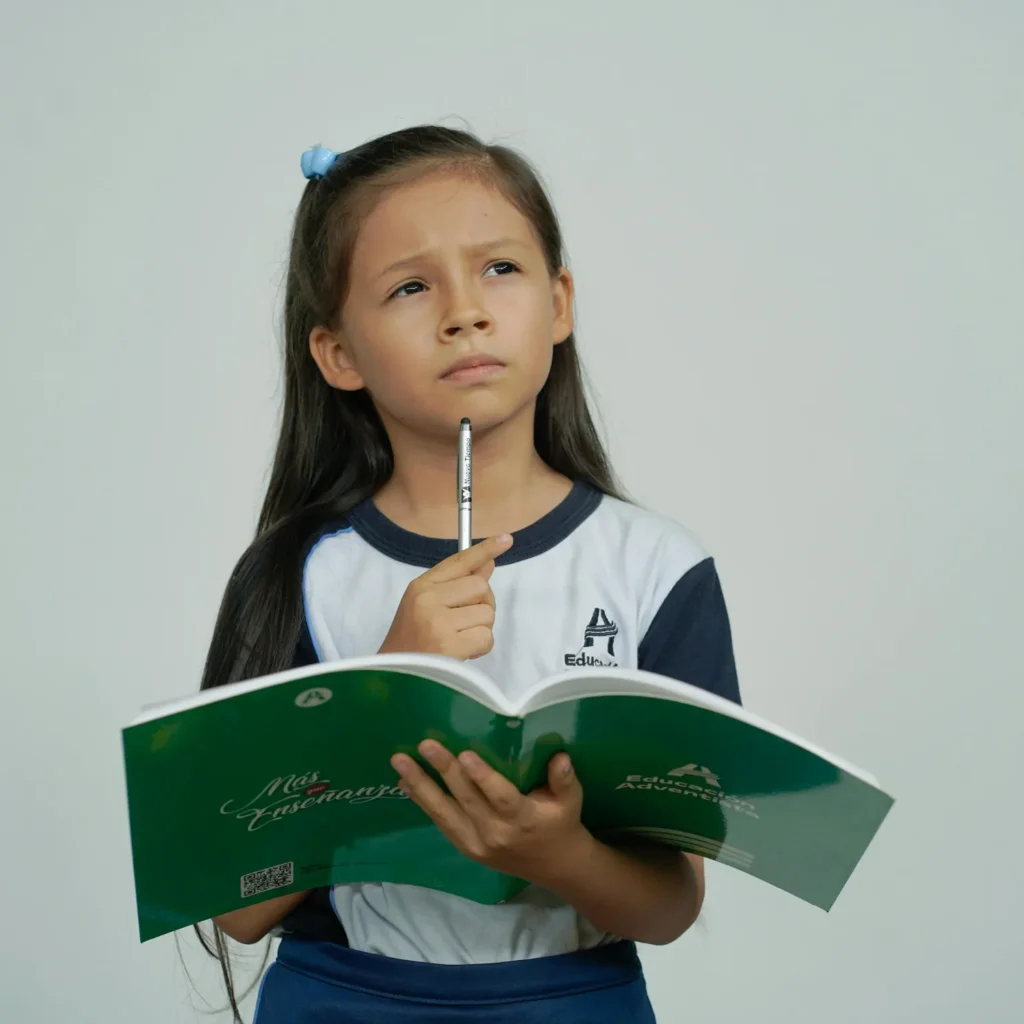 Niña pensativa con un cuaderno, durante evaluación de TDAH infantil en clínica de neuropsicología en Murcia