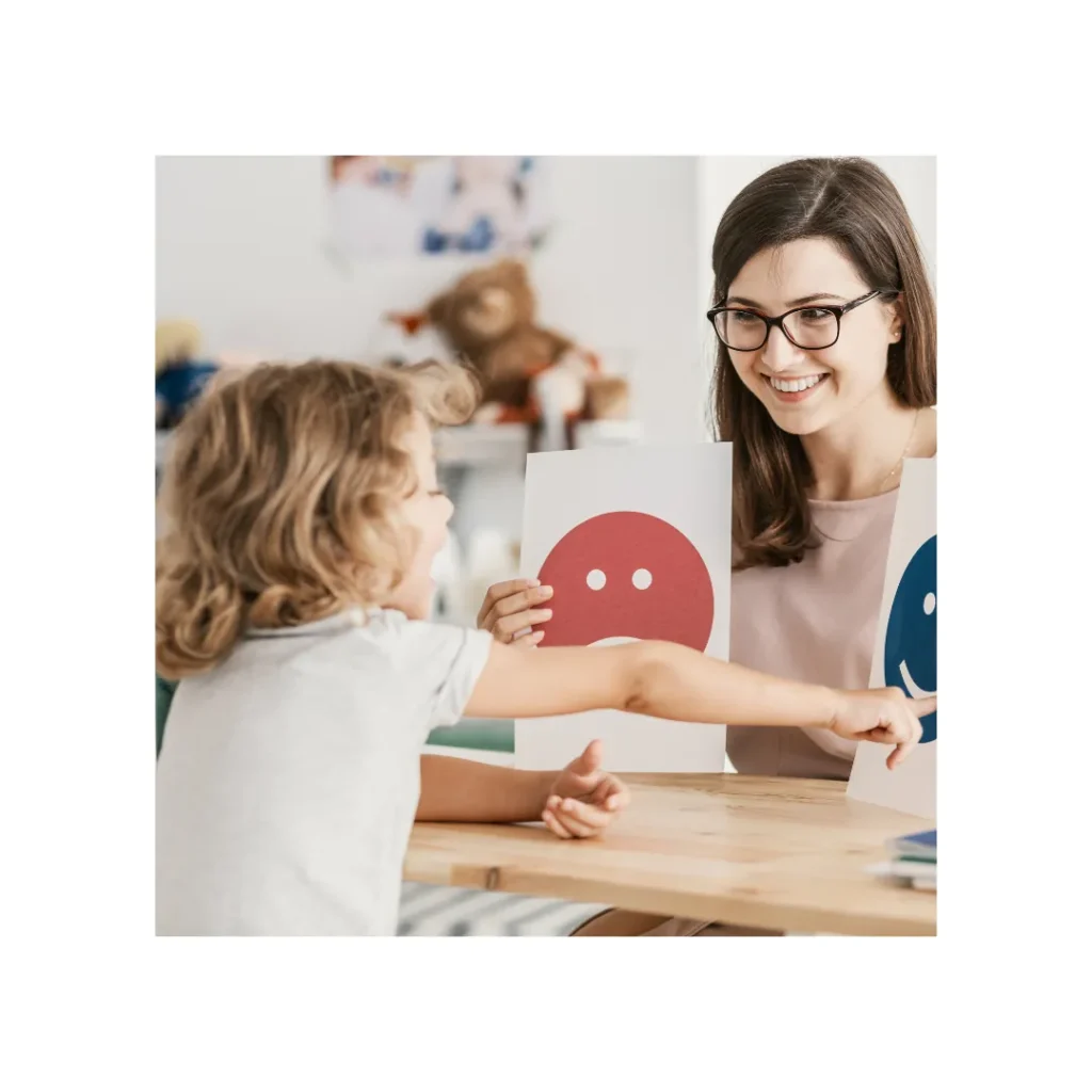 Niña señalando emociones con tarjetas junto a psicóloga infantil en la clínica Neuroien de Murcia, psicología en murcia adaptada a los más pequeños de la casa