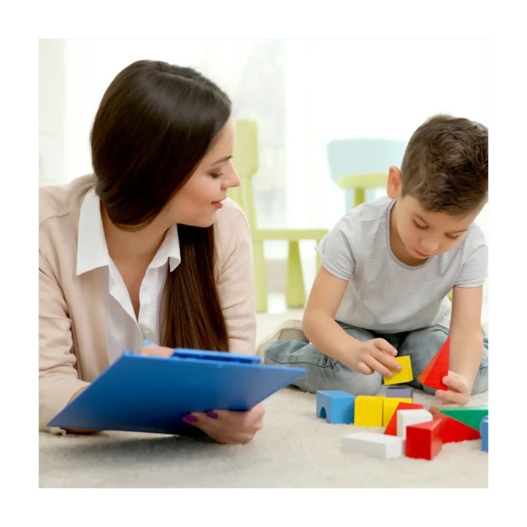 Logopeda infantil realizando terapia con bloques de construcción en Murcia