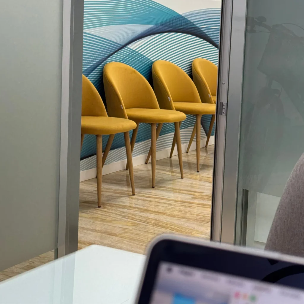 Sala de espera de pacientes desde despacho de neuropsicología en Murcia, en clínica Neuroien